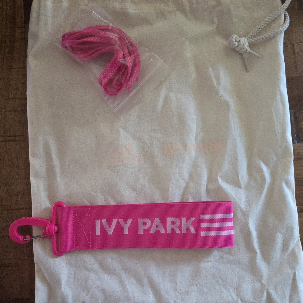 Ivy Park x Adidas Pink Keychain Key Clip
Strap with shoelaces and Shoe Bag